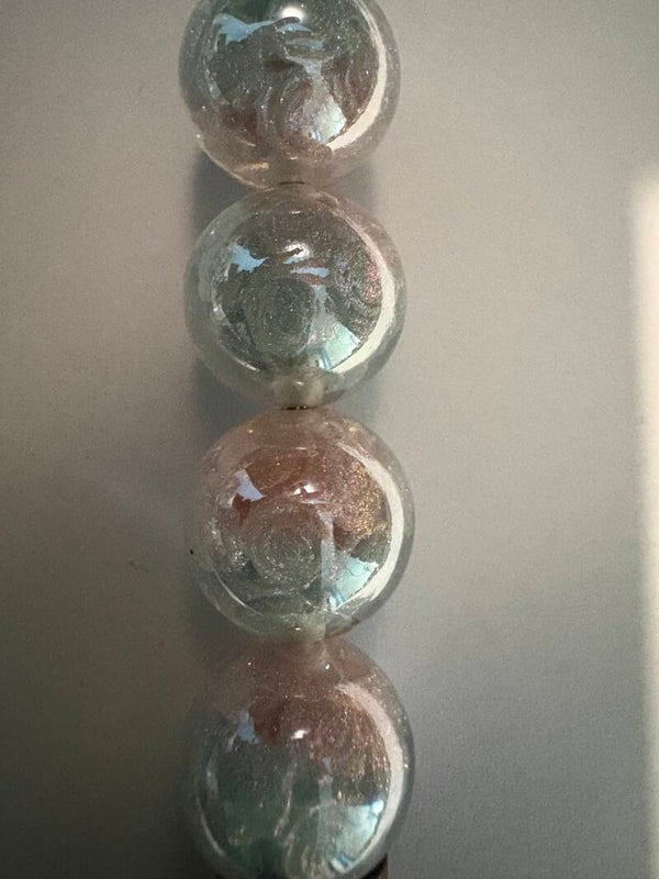 doorschijnende acryl kraal met blauw roze roosjes met glitter 16 mm