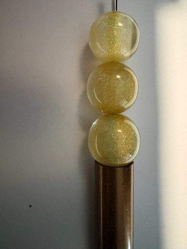 doorzichtige acryl kraal met goud gele glitter 16 mm