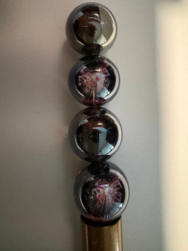 zwarte acryl kraal met rode strik met glitter 16 mm