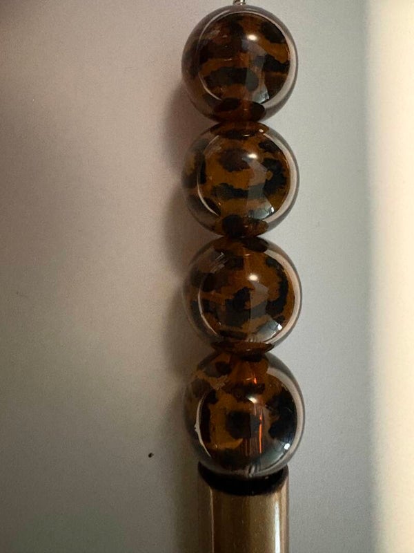 bruine acryl  kraal met zwarte tijger motief 16 mm