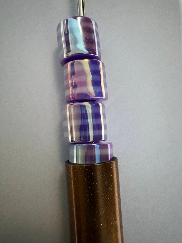 paars acryl kraal met lila strepen 8 mm
