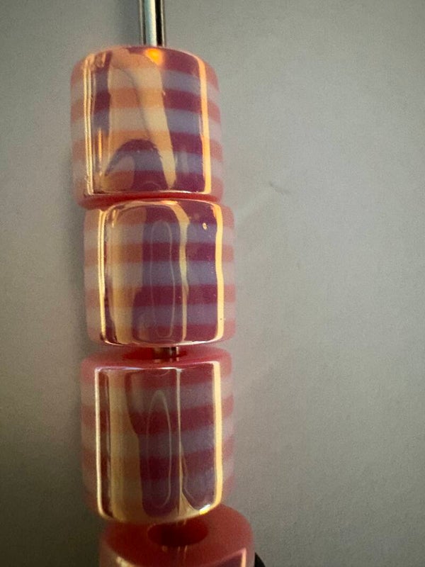 roze acryl kraal met licht roze strepen 8 mm