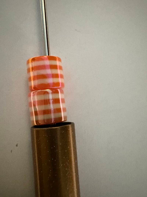 oranje acryl kraal met witte strepen 8 mm
