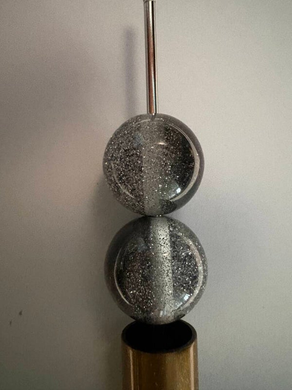 grijze acryl kraal met glitter en paarse schijn 16 mm