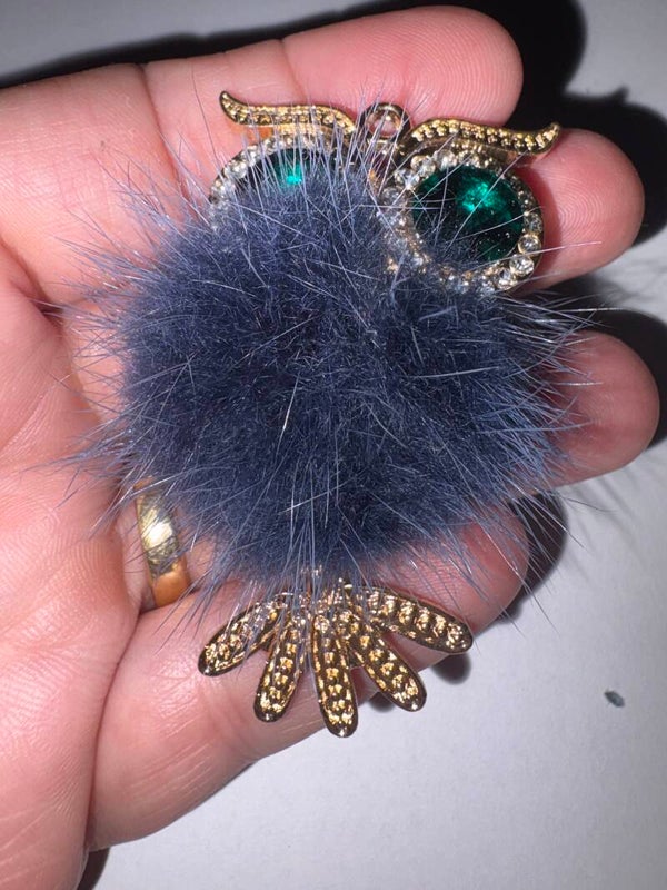 een uil met grijze pompon is ideaal voor op een balpen