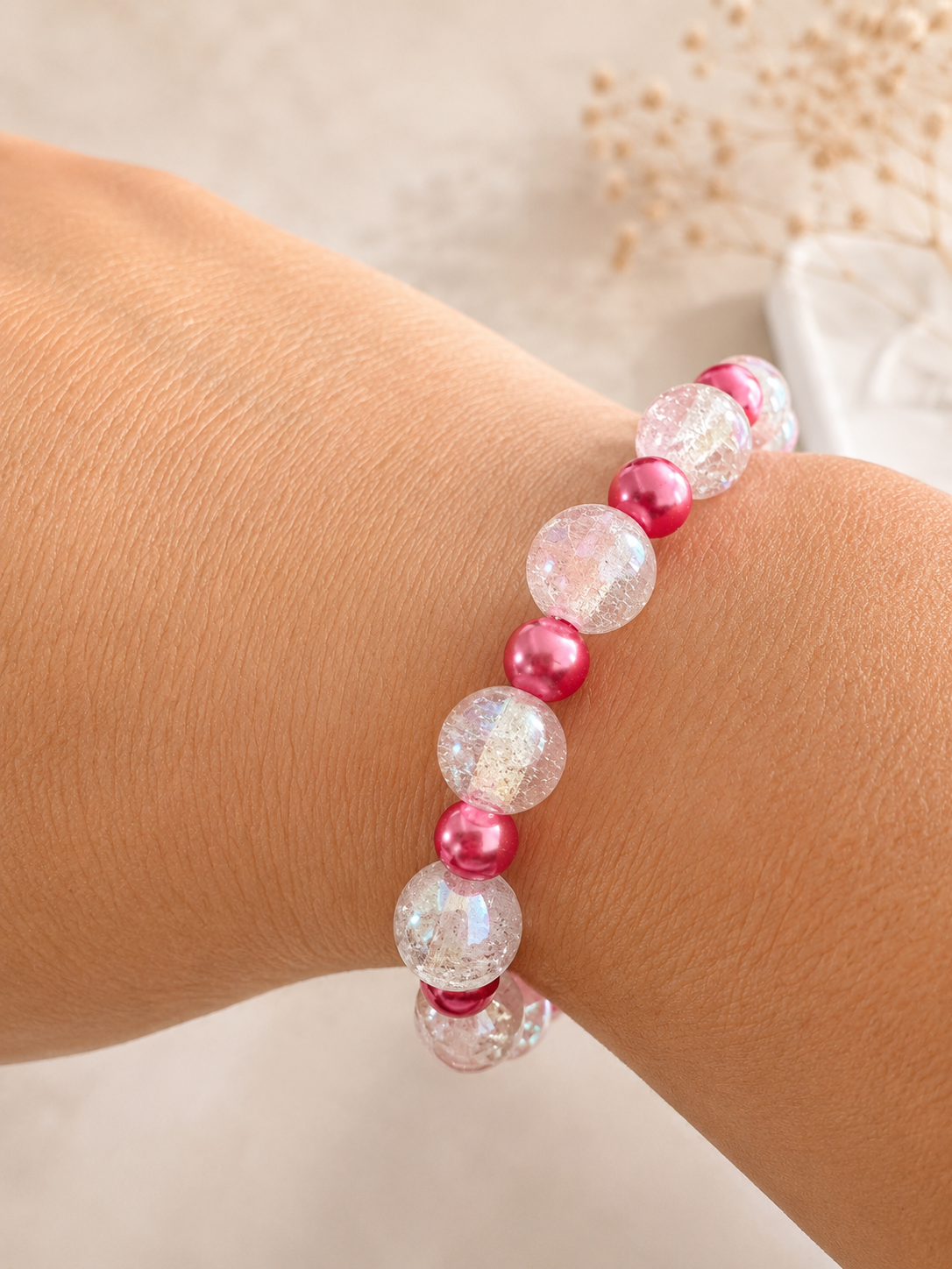 wit met licht rood armbandje