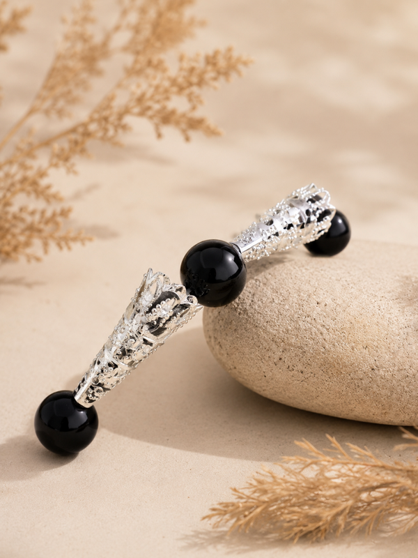 grijs driehoek met zwart armband
