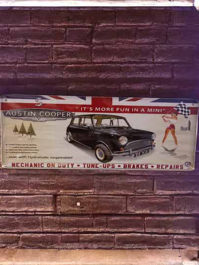 metalen wand bord met zwarte auto
