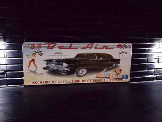 metalen wandbord met zwarte auto