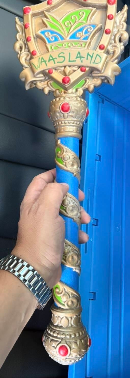 Nieuwe Waasland-scepter met blauwe staf en goudkleurige details