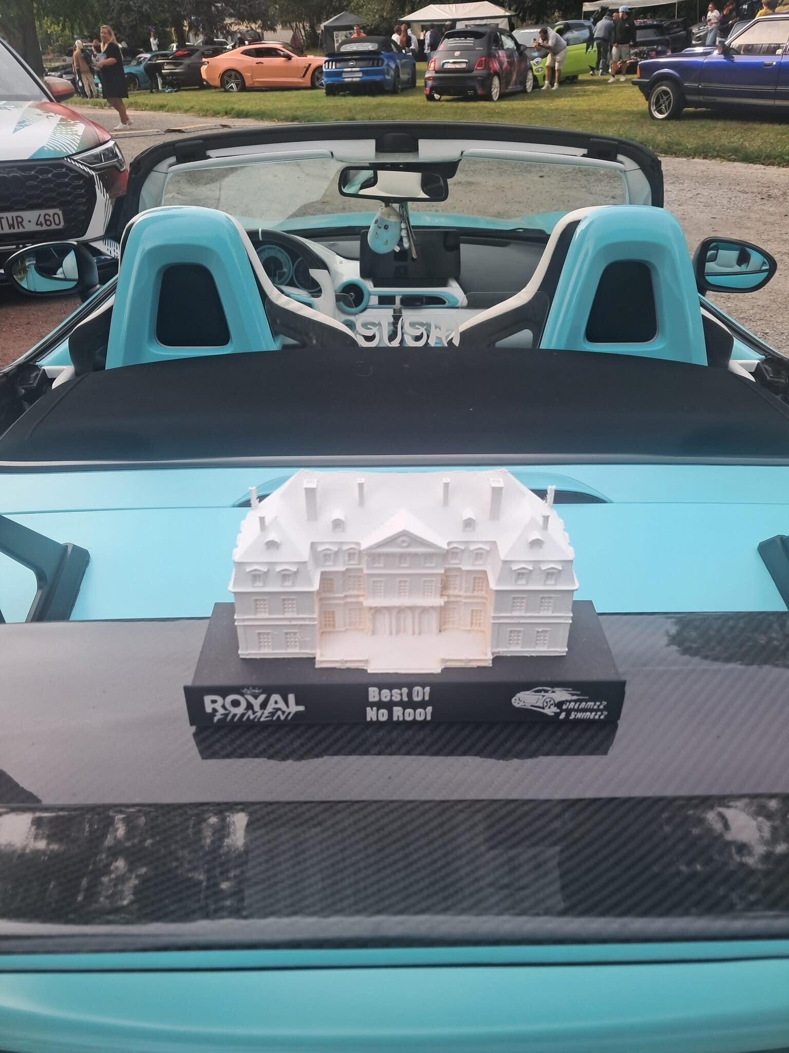 Royal Fitment-trofee Best Of No Roof op een turquoise cabrio