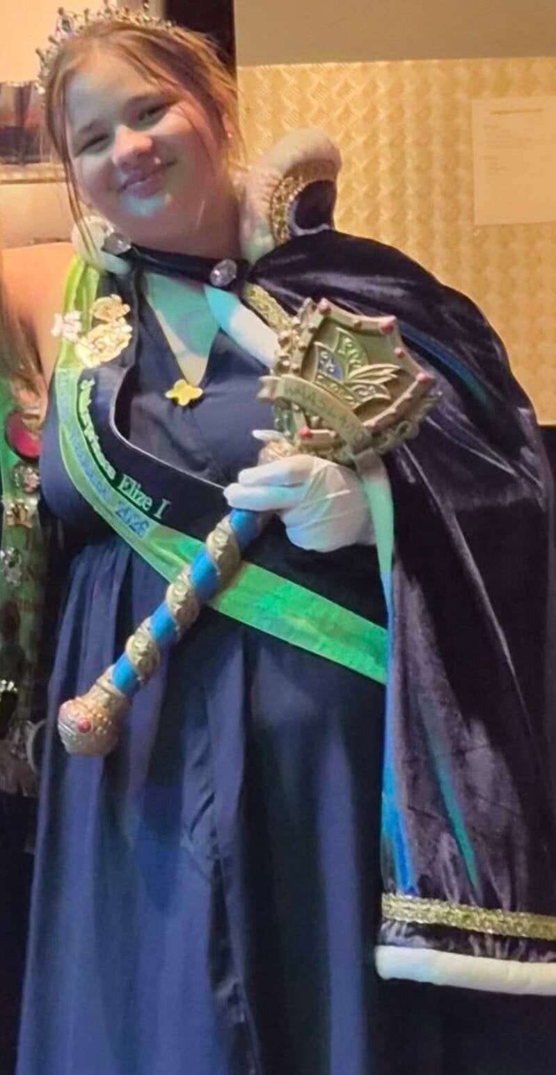 Elize met de nieuwe Waasland-scepter