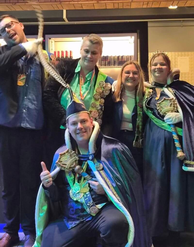 Groepsfoto op het overwinningsbal van Quikke en Elize