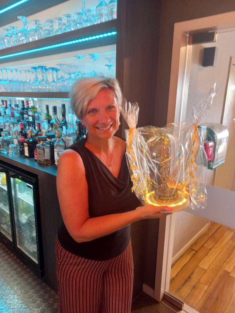 De gouden presentatie, met verlichting en feestelijke verpakking
