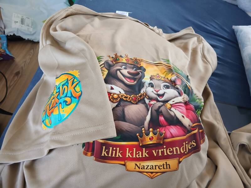 Het T-shirt van De Klik Klak Vriendjes met RikTok op de mouw