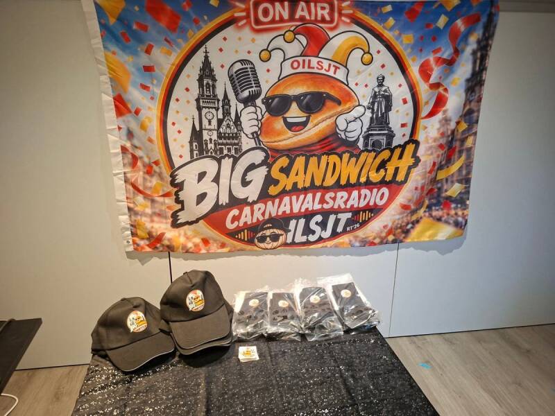 Big Sandwich-vlag met petten en sleutelhangers in de studio