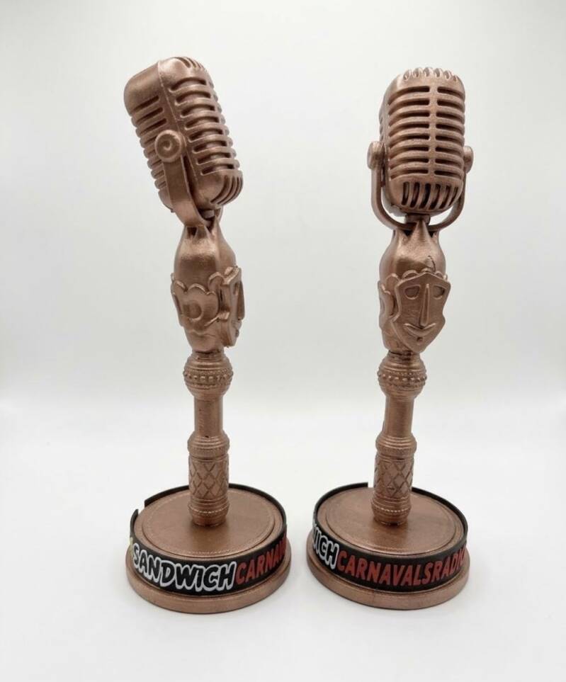 Gepersonaliseerde bronzen 3D-microfoonscepters voor de eerste studiogasten