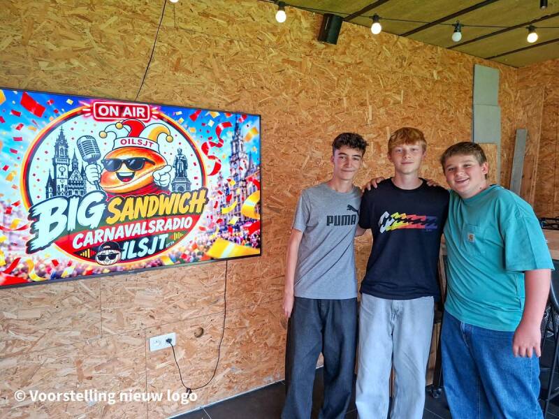 Het jonge Big Sandwich-radioteam voor de nieuwe studiovlag