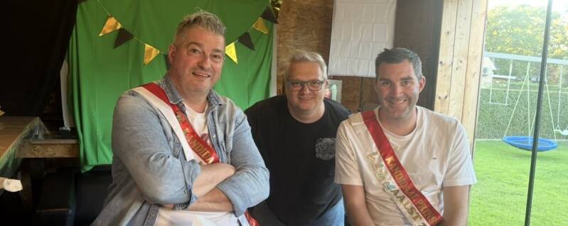 Kandidaat-prinsen Kenny en Timothy met Rik in de Big Sandwich-studio