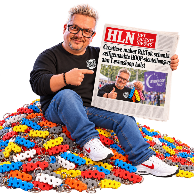 RikTok met een krant en kleurrijke HOOP-sleutelhangers