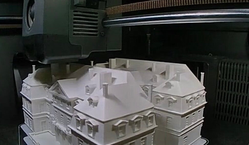 Een miniatuurkasteel tijdens het 3D-printen