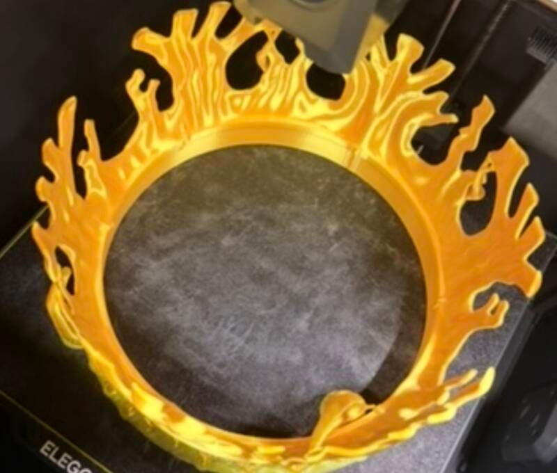 De replicakroon tijdens het printen