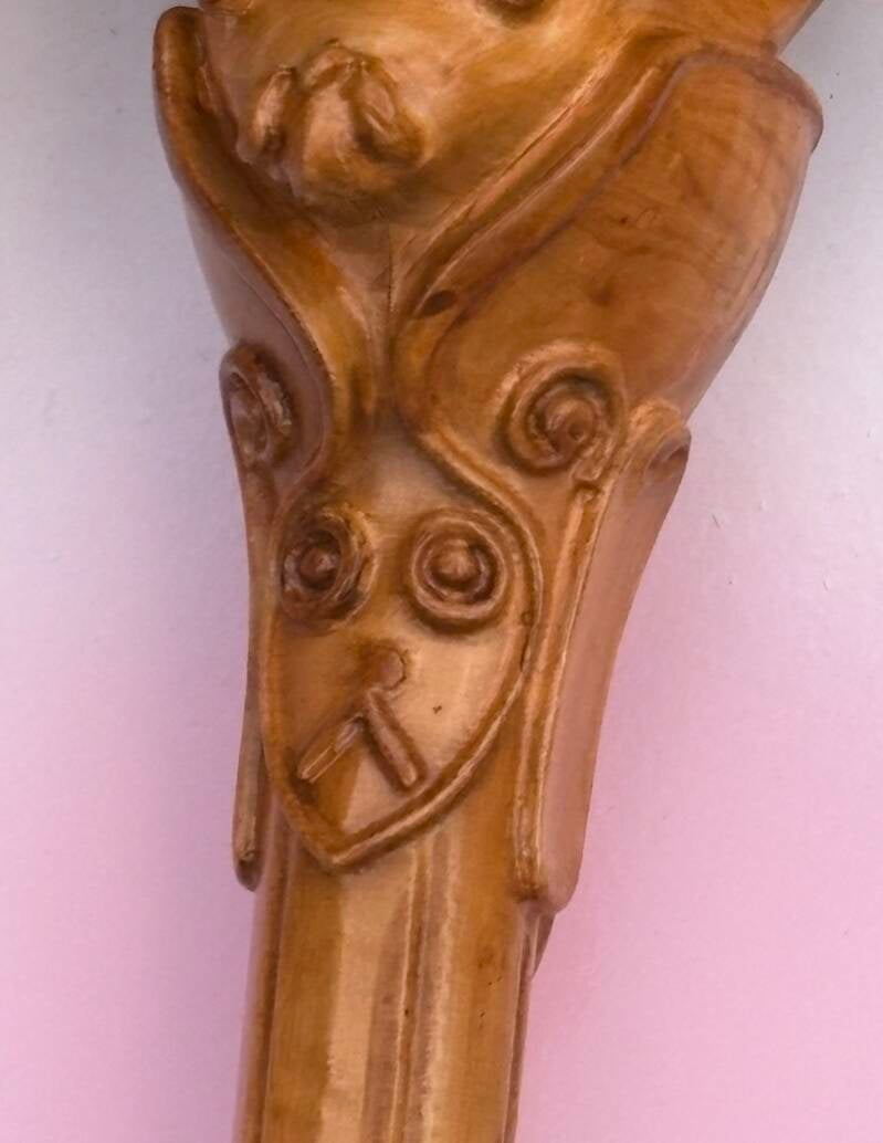 Detail van het schild en de versieringen