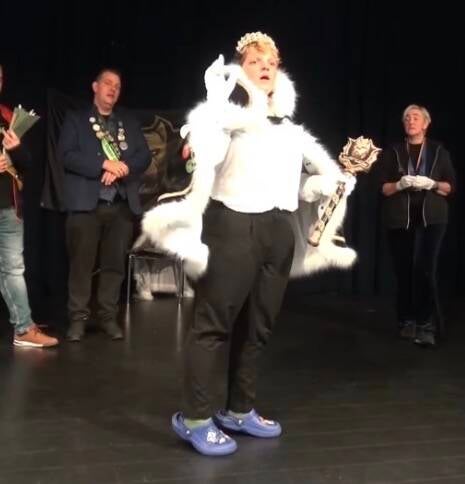 Evelyne met de scepter tijdens de verkiezingsavond