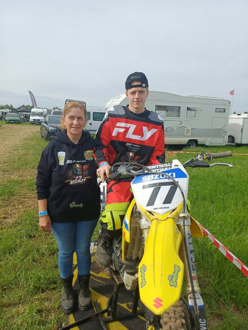 Samen naast de Suzuki #77