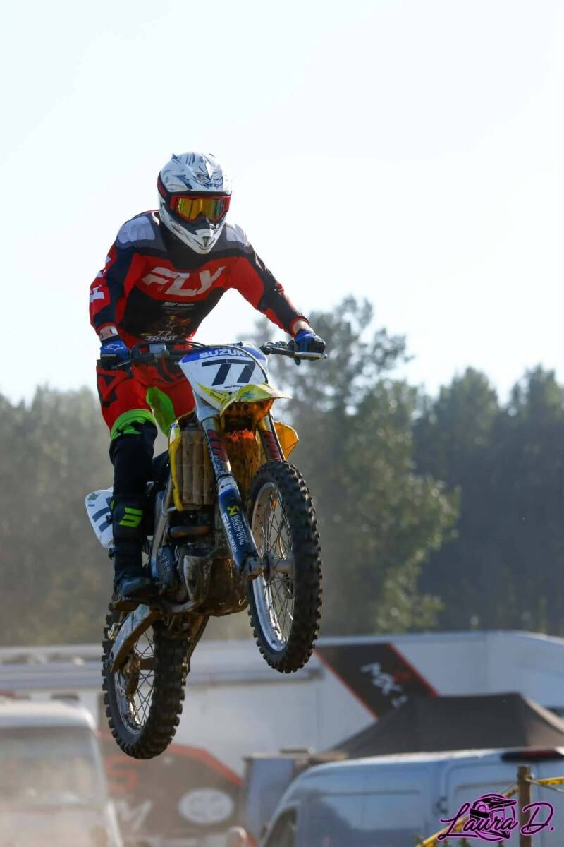 Benjy #77 springt met zijn gele Suzuki — foto Laura D.