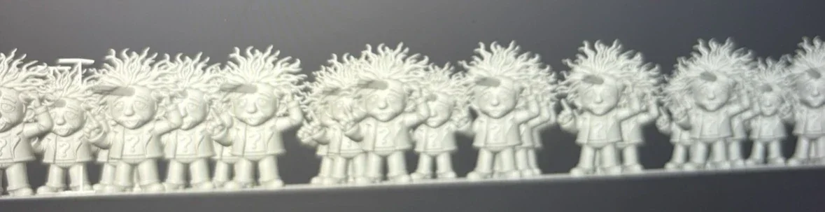 Een reeks witte 3D-geprinte leeuwenkoppen