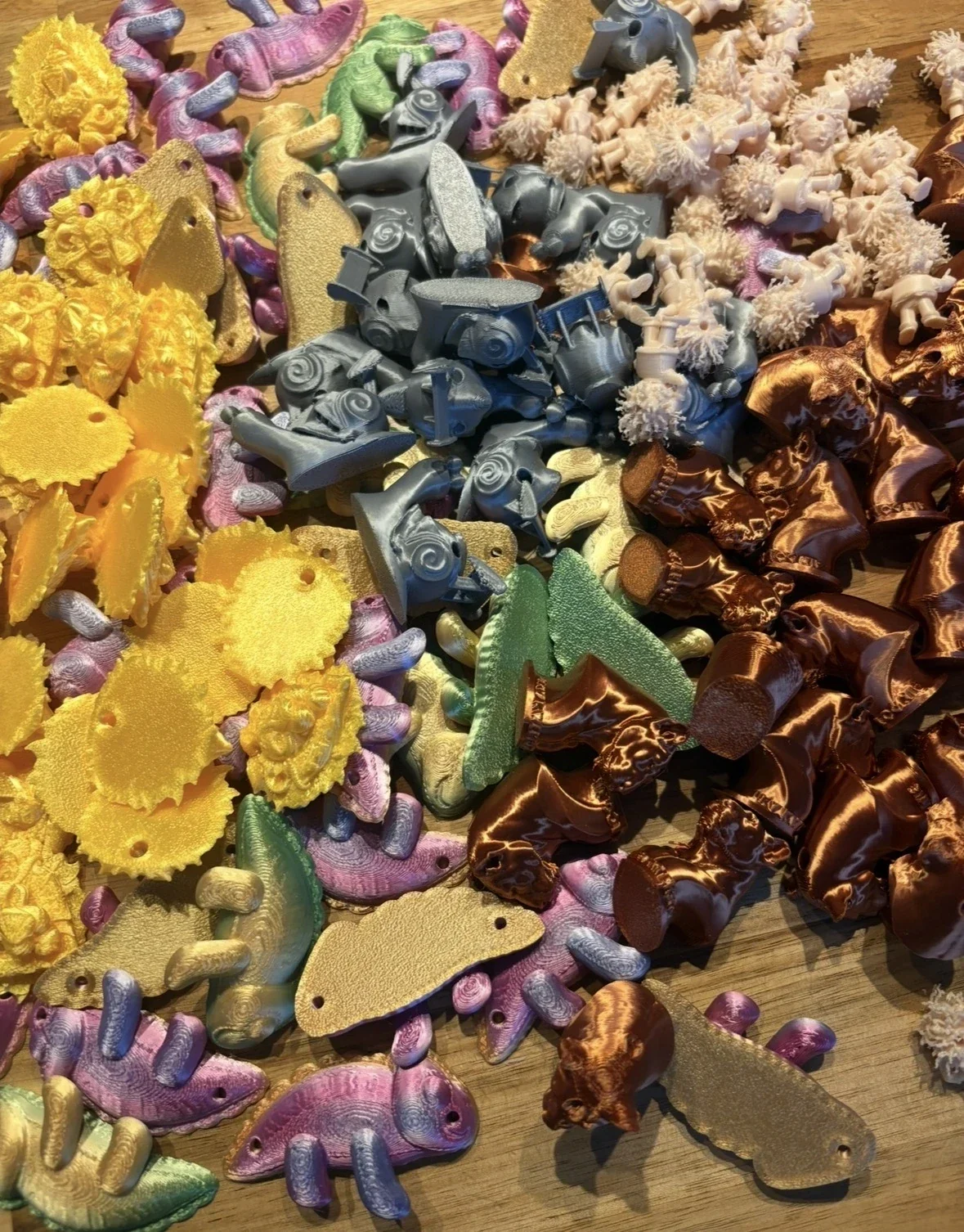 Kleurrijke miniatuurfiguurtjes voor de carnavalsmutsen