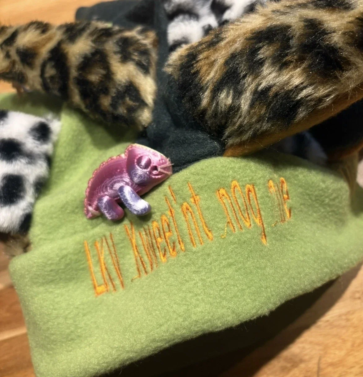 Detail van een groene carnavalsmuts met junglefiguurtje