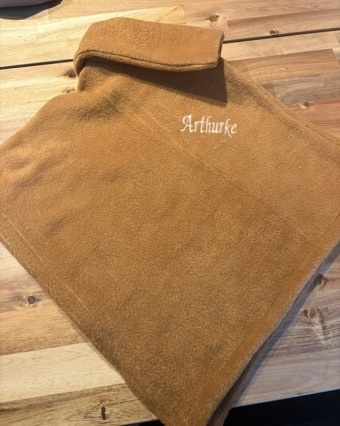 Gepersonaliseerde kinderponcho met geborduurde naam