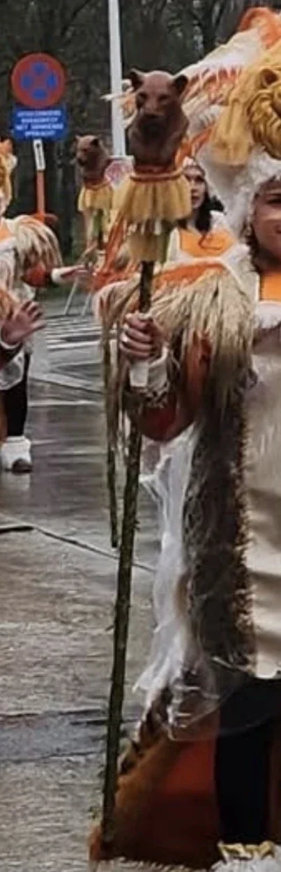 Junglefiguren en kostuums tijdens carnaval