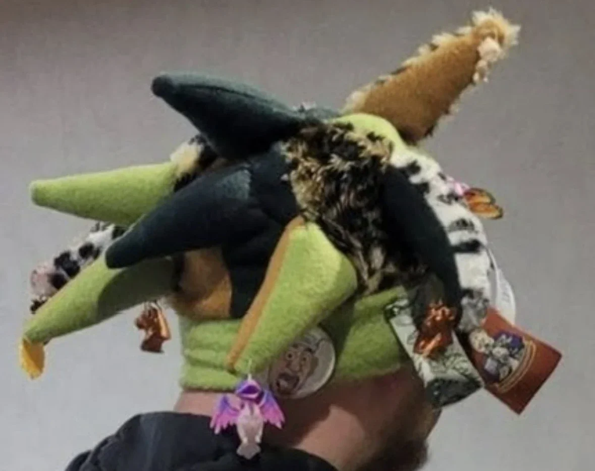 Afgewerkte carnavalsmuts met stoffen hoorns en junglefiguurtjes