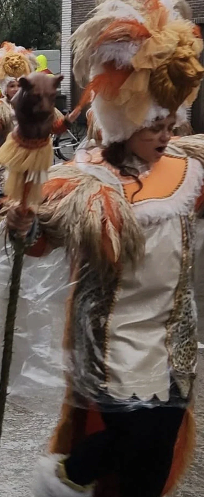 Carnavalskostuum met leeuw en jungledecoratie