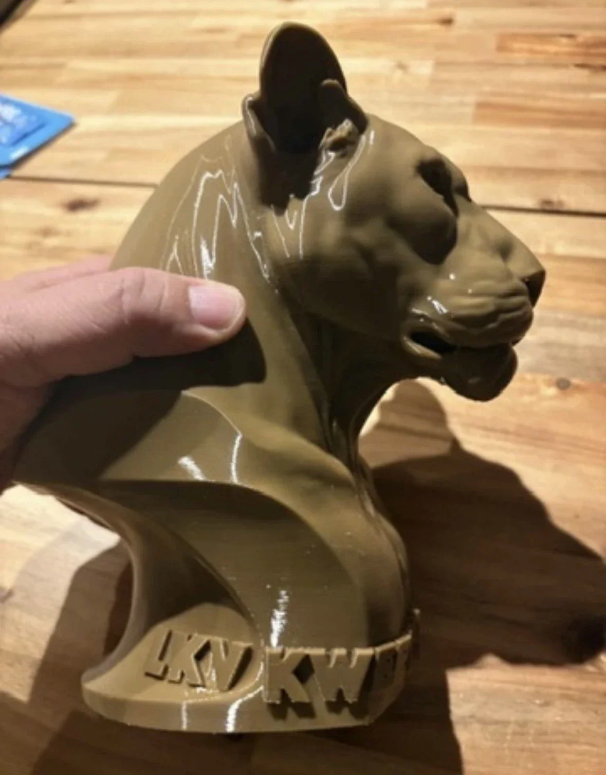 3D-geprinte leeuwenkop met groene afwerking