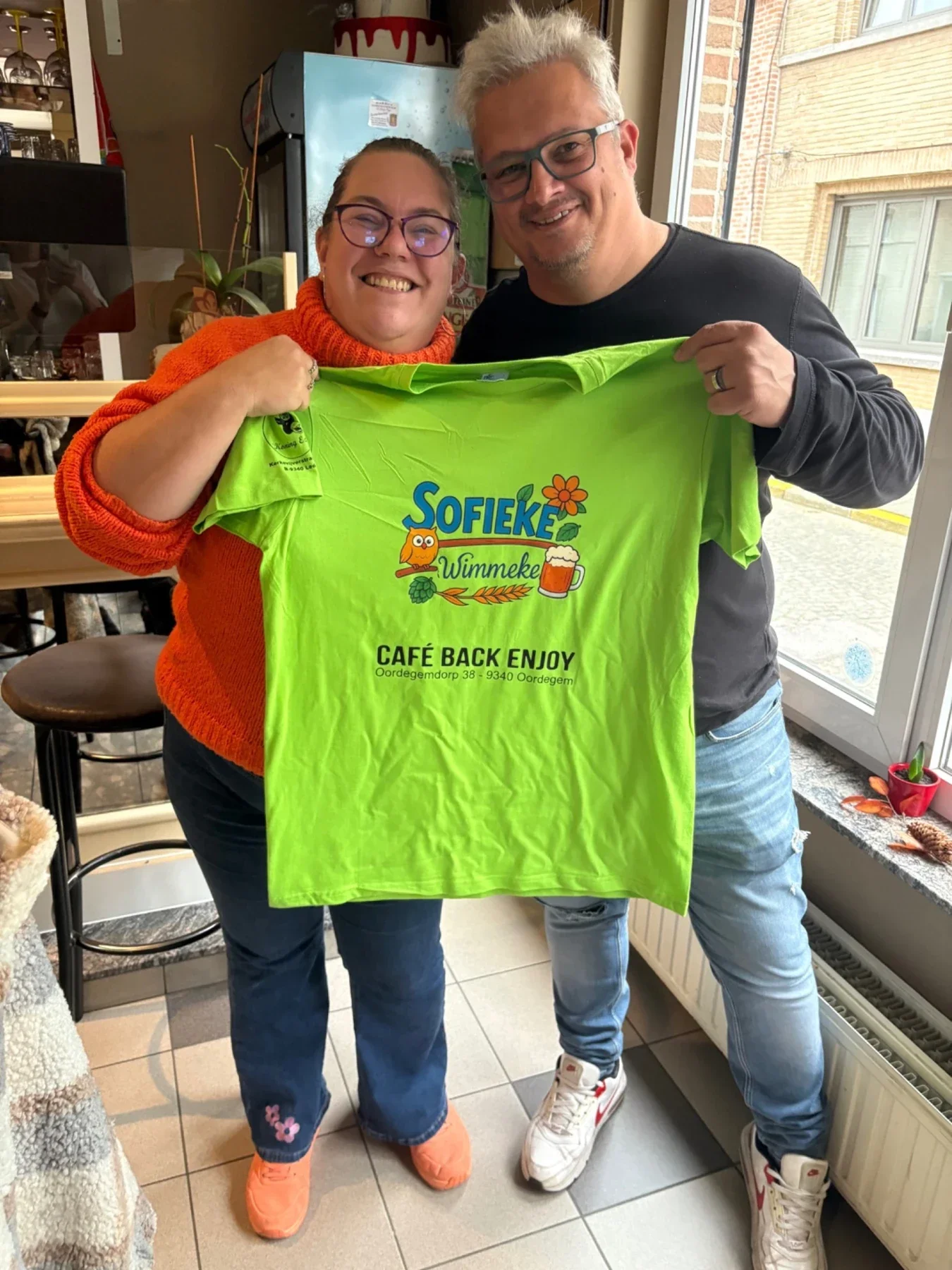 Het gerealiseerde groene shirt wordt getoond
