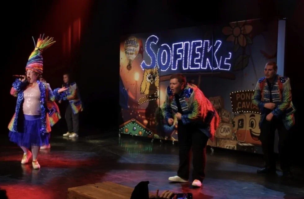 Optreden voor het Sofieke-podiumdecor