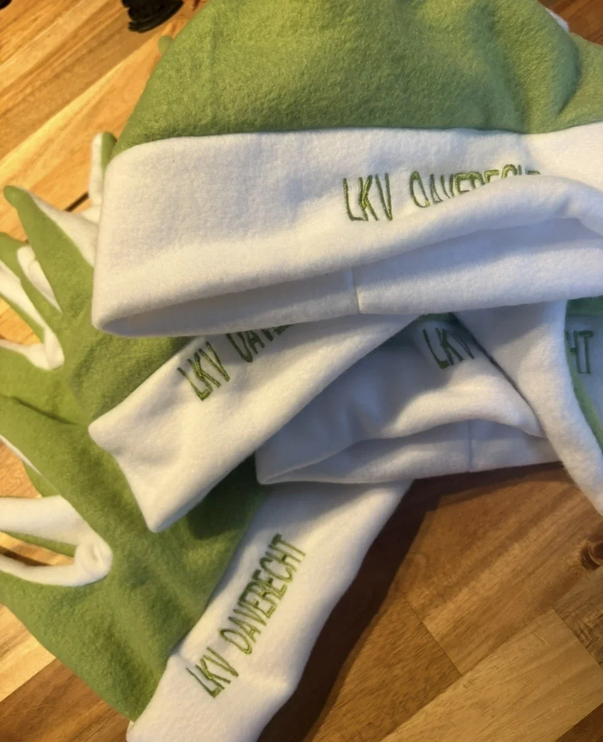 Groen-witte carnavalsmutsen met verenigingsnaam