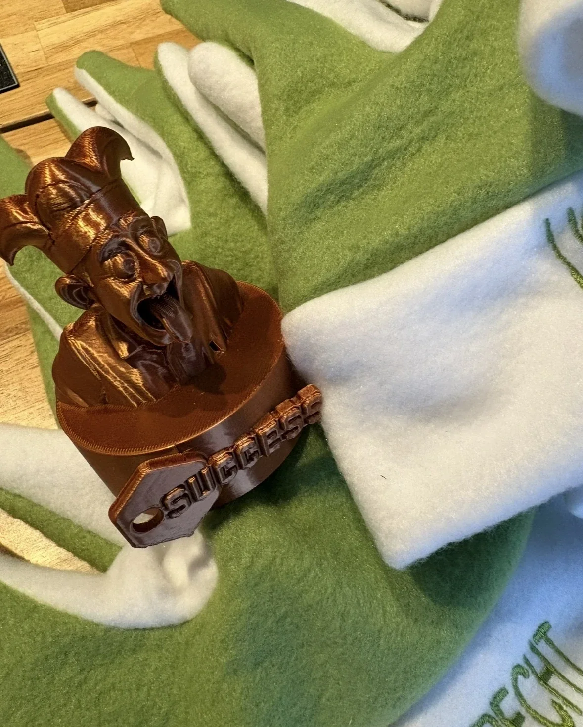 Detail van carnavalsmuts en scepter