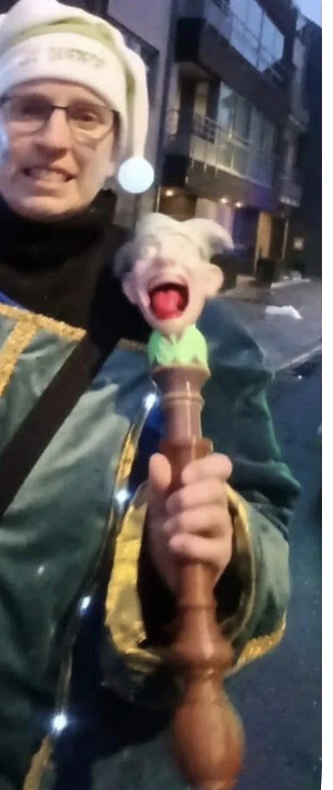 Carnavalist met de Oaeverecht-scepter