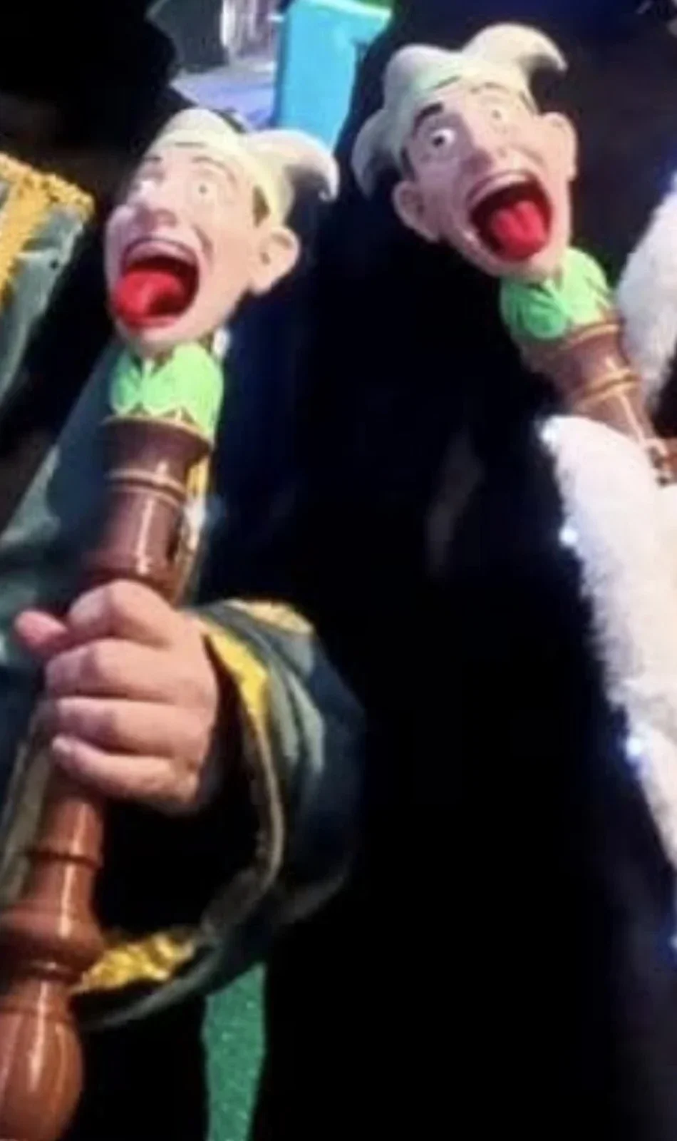 Twee scepters met de herkenbare carnavalsfiguur