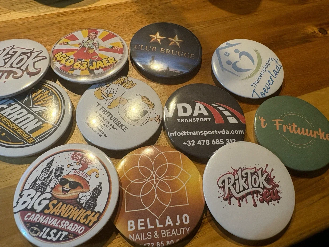 Groepsfoto met verschillende gerealiseerde RikTok-buttons
