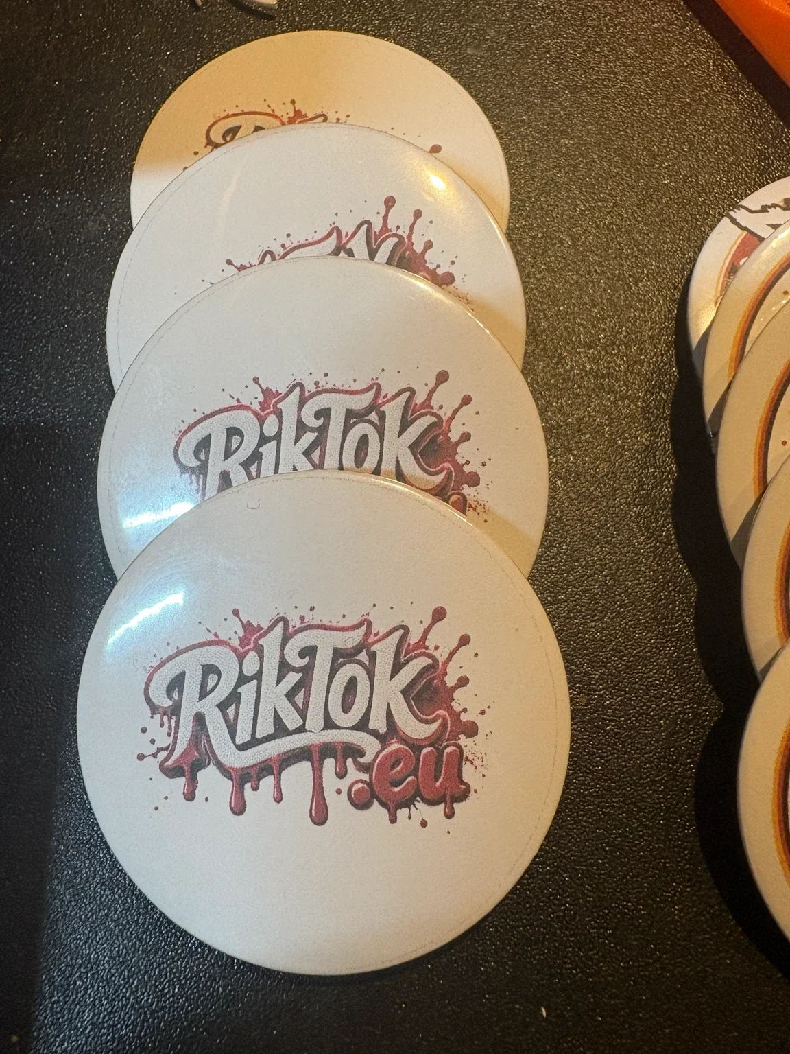 Reeks buttons met RikTok.eu-ontwerp