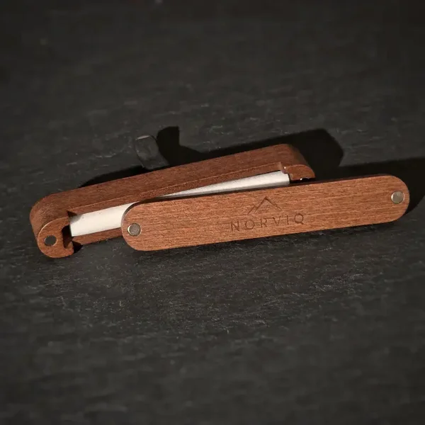 NORVIQ AIR – Walnut Diffuser aus Walnussholz für Fahrzeuglüftungen
