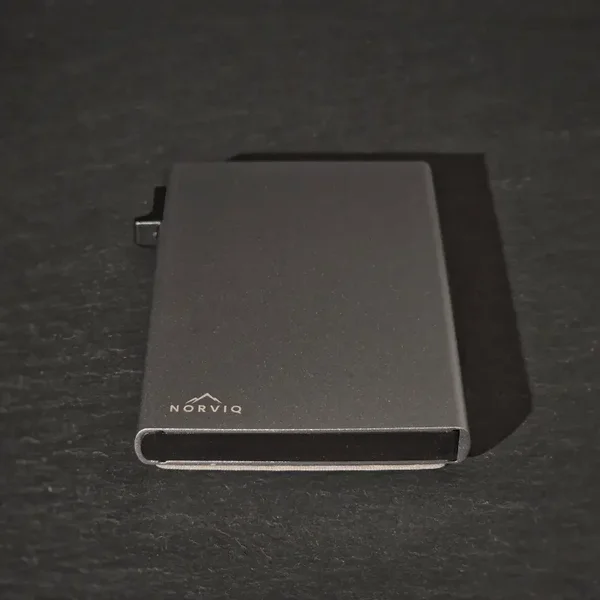 NORVIQ Aluminium Wallet Personal Edition – RFID Kartenetui mit individueller Gravur