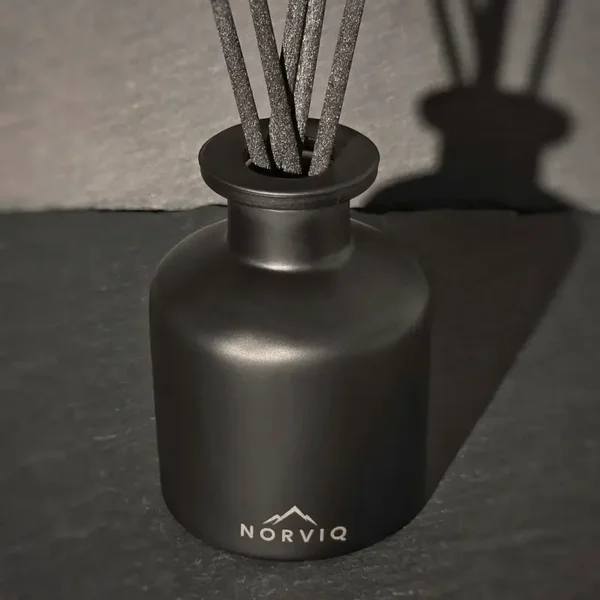 NORVIQ Reed Diffuser rund– Matte Duftflasche Schwarz | 1 Stück