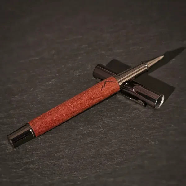 NORVIQ Wood Pen – Minimalistischer Kugelschreiber aus Walnussholz